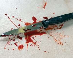 На Київщині психічно хворий перерізав жінці горло кухонним ножем
