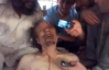 В Сеть попало шокирующее видео с мертвым Каддафи, над которым издеваются повстанцы