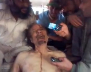 У Мережу потрапило шокуюче відео з мертвим Каддафі, над яким знущаються повстанці