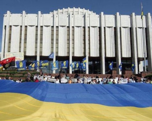 Под Украинским домом продолжают голодать 4 человека