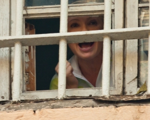 Тимошенко угрожает выбить окно, если ей не дадут телефон - тюремщики