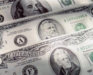 Долар завмер біля позначки 8,13 гривні, євро продають по 9,98 гривні