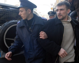 Вночі "беркутівці" побилися з голодуючими під Українським домом