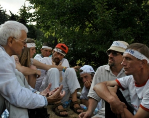 На голодувальників під Українським домом склали протоколи