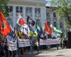 Под апелляционным судом в Харькове собралось 5 тыс. противников и сторонников Тимошенко