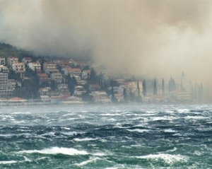 Масштабный лесной пожар вспыхнул на Адриатическом побережье в Хорватии