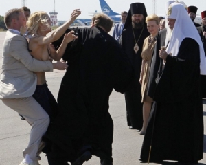 Активистка &quot;Femen&quot; подделала удостоверение журналиста, чтобы прорваться к Кириллу?