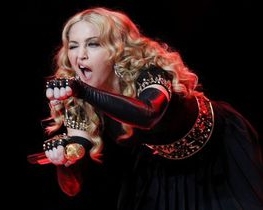 Возмущенные парижане закидали Мадонну мусором