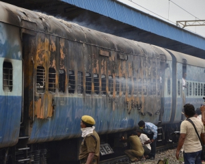 50 индусов сгорели заживо в поезде