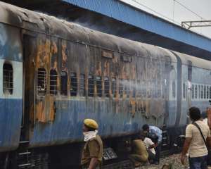 50 індусів згоріли живцем у поїзді