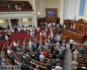 Депутати збиралися сьогодні вирішувати значно серйозніші питання, аніж мова - експерт