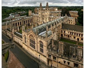 В Оксфорде студентам мужского пола разрешили приходить на занятия в юбке и чулках