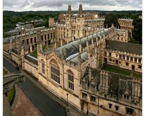 В Оксфорде студентам мужского пола разрешили приходить на занятия в юбке и чулках