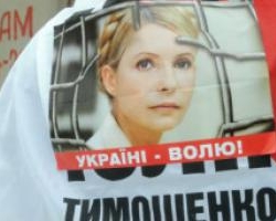 Под судом Тимошенко уже собрались более 2 тысяч ее сторонников и противников