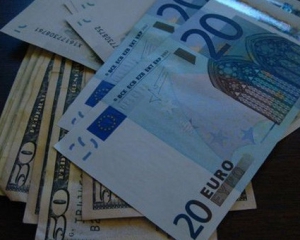 Євро подешевшав на півтори копійки, курс долара практично не змінився