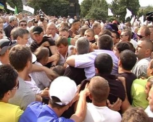 Под судом в Харькове возникла потасовка между сторонниками и противниками Тимошенко