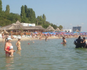 Отдыхающие на одесских пляжах подхватывают сыпь и температуру