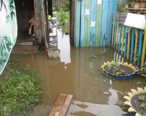В Крыму затопило село: вода достает до окон, в домах плавает мебель