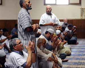 Неизвестные подкинули во французскую мечеть свиные головы