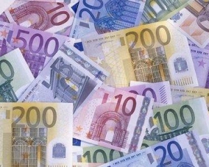 Доллар потерял полкопейки, курс евро снизился на 2 копейки
