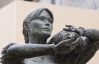 У Франції встановили пам'ятник з обличчям Карли Бруні