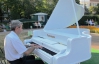 В центре Черкасс установили белый рояль, на котором может играть любой желающий