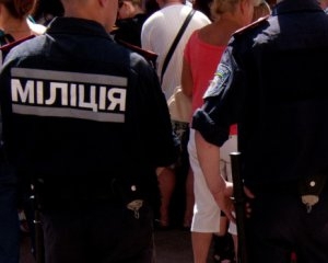 У Симферополі затримали двох активістів із листівками