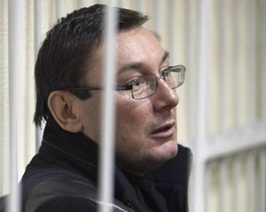"З програмою опозиції можна сперечатися, але не збирати вибиті зуби поламаними руками"