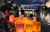 В честь погибших в Хиросиме по воде пустили тысячи фонариков