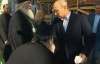 Священник РПЦ поцеловал руку Путину "с глубоким смыслом"