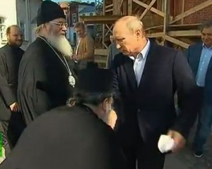 Священник РПЦ поцеловал руку Путину &quot;с глубоким смыслом&quot;