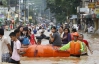 Манильцы пешком уходят из затопленых домов: непогода бушует второй день