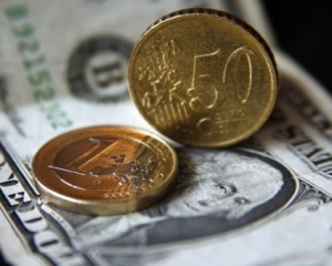Евро потерял 6 копеек, курс доллара также пошел вниз