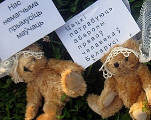 У Мінську журналістів затримали за фотографування з плюшевими ведмедиками