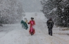 ПАР завалило снігом: люди куштують його на смак
