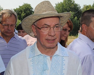 Азаров ходив у краденому капелюсі в Пирогово - брати Капранови