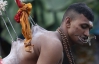 На Шри-Ланке искупают грехи прокалыванием тела крючками