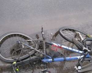 П&#039;яний чиновник збив трьох велосипедистів і залишив їх помирати на дорозі