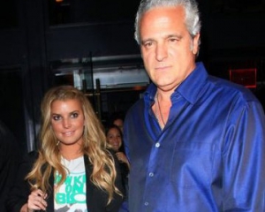 Отец-священник Джессики Симпсон провел ночь в тюрьме