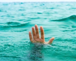 У Криму двоє чоловіків потонули, рятуючи жінку: врятована втекла з місця подій