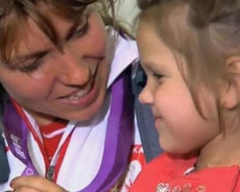 Польська серфінгістка продає олімпійську медаль, щоб врятувати життя дитині