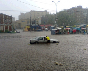 Больше всего в столице затапливает площадь Победы и массивы у реки Лыбидь