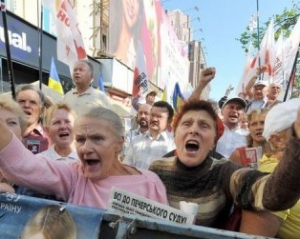 Сторонники Луценко под Печерским райсудом перекрикивают Медушевскую
