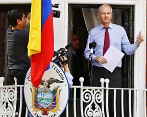 Ассанж обратился к журналистам с балкона посольства Эквадора
