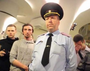 Дівчину з футболкою у підтримку Pussy Riot вигнали з московського кафе