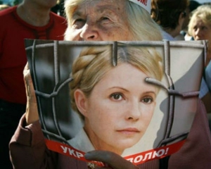 Судья Тимошенко сделал технический перерыв, чтобы присутствующие депутаты могли поговорить