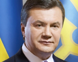 Президент Янукович закликав об'єднуватись під державним прапором