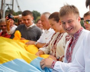 Оппозиционеры развернули в Киеве самый большой государственный флаг в Украине