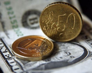 Євро відкрив тиждень подорожчанням на 1 копійку, курс долара майже не змінився