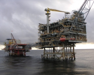 Из-за тропического шторма в Мексиканском заливе с нефтяных платформ эвакуируют рабочих